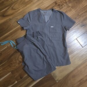 FIGS Women’s Technical Collection Scrub Set S Gray V-Neck Top Jogger Pants